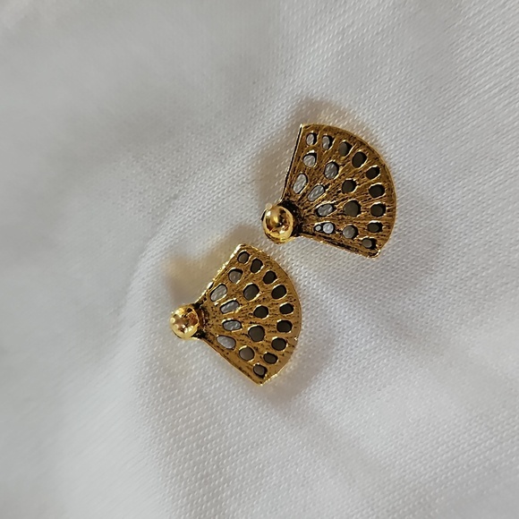 Elegant Gold and White Fan Earrings, NWOT! - Picture 4 of 4